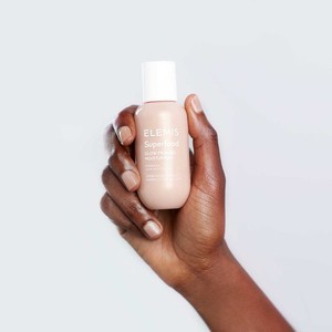 Artikli/50124_superfood_glow_priming_moisturiser_hand-ax2000_s