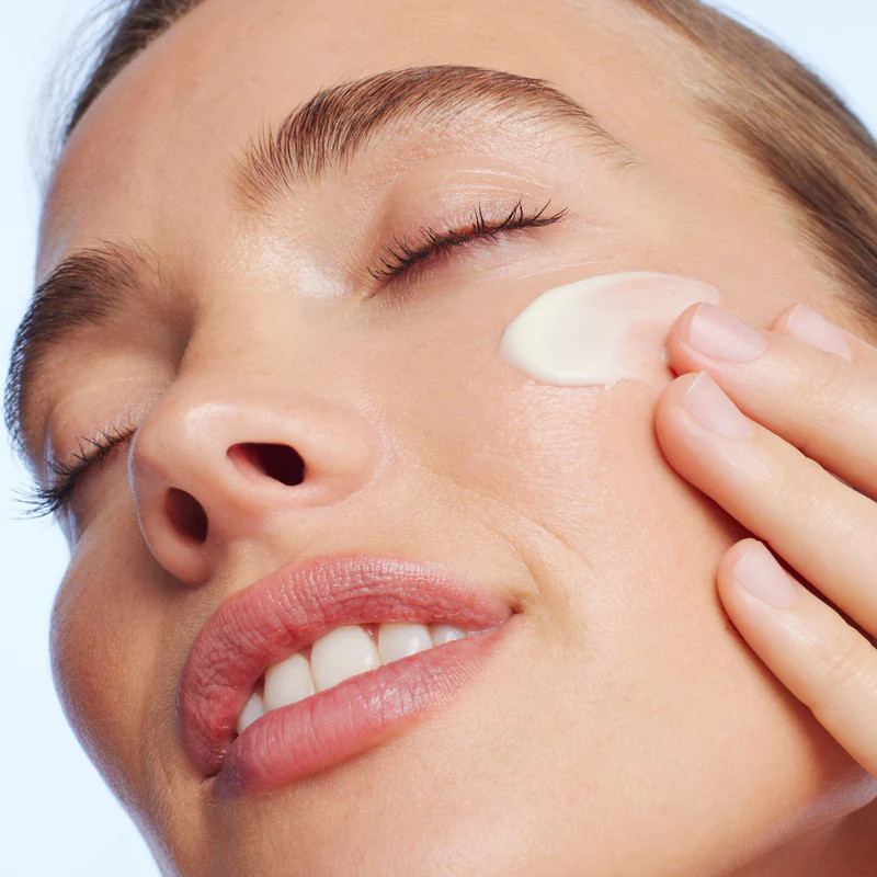 Artikli/vn069401_merveillance-day-and-night-cream_application