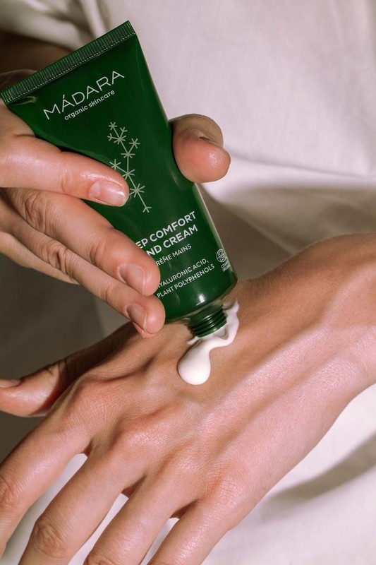 kreme-balzami-in-losijoni/Deep-Comfort-Hand-Cream_use1