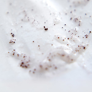 EXFOLIATING OIL-TO-MILK SCRUB, 60 ml